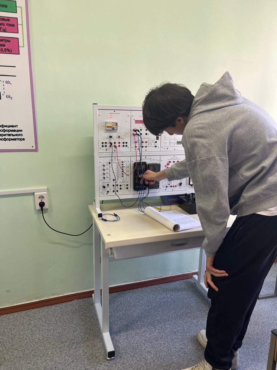 Электроэнергетика және еңбекті қорғау кафедрасында зертханалық олимпиада өтті — 9