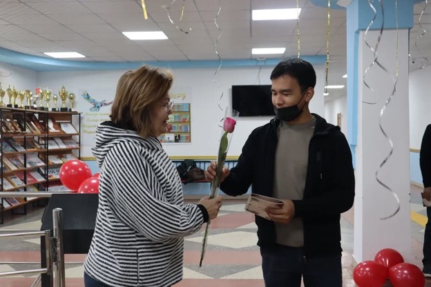 ЖҮРЕКТЕН ШЫҚҚАН ЖЫЛЫЛЫҚ: СТУДЕНТТЕР ҰСТАЗДАРЫН ЕРЕКШЕ СҮЙСІНДІРДІ — 2